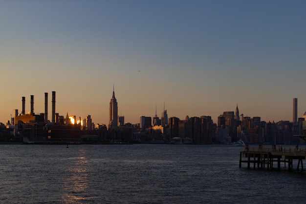 Skyline della città al tramonto