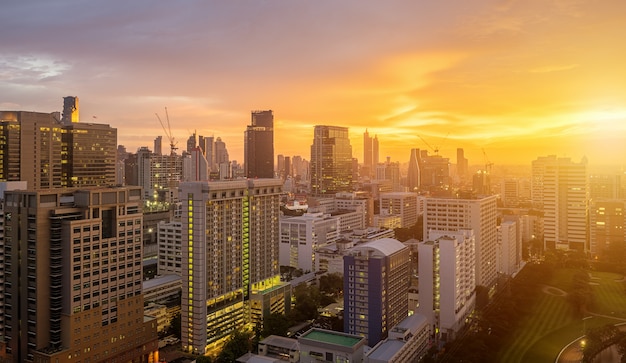 Skyline della città di Bangkok con grattacieli urbani al tramonto.