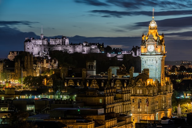 Skyline della città di Edimburgo di notte