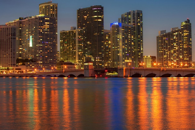 Skyline della città di Miami visto dalla baia di Biscayne skyline di Miami Florida usa sulla baia di Biscayne