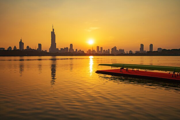 Skyline della città di Qingdao e molo del centro sportivo