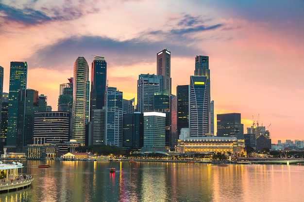 Skyline della città di Singapore di notte