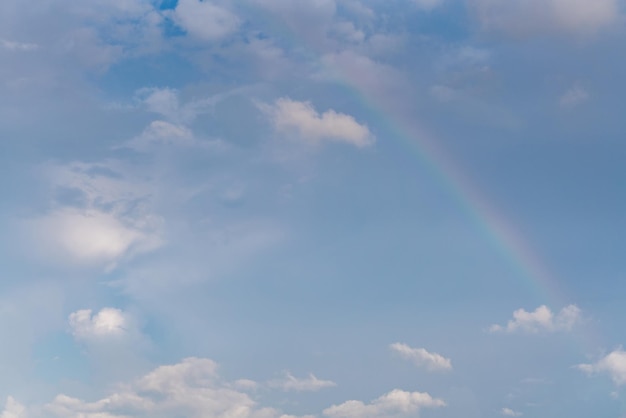 Skyline della città di taipei nel centro di Taipei Taiwanbright sole splendente centro superiore e un grande arcobaleno