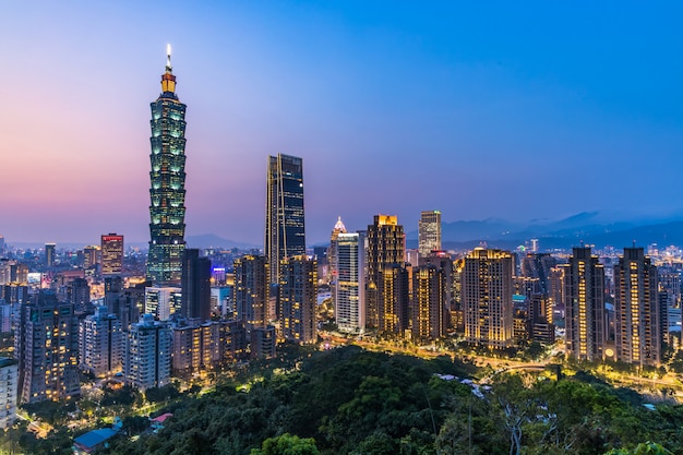 Skyline della città di Taiwan al crepuscolo