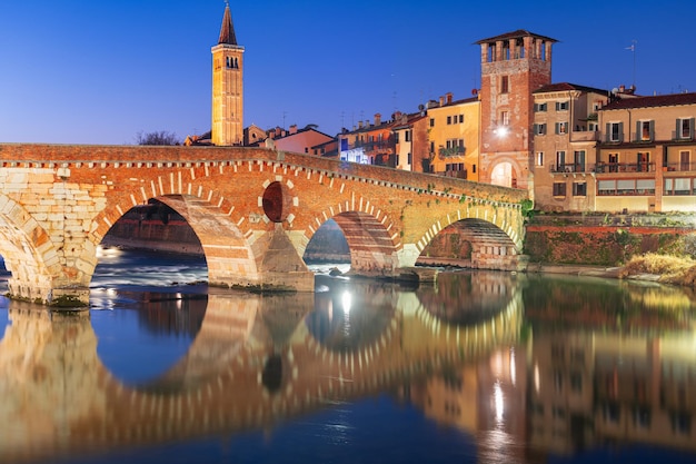 Skyline della città di Verona, in Italia, sul fiume Adige con Ponte Pietra