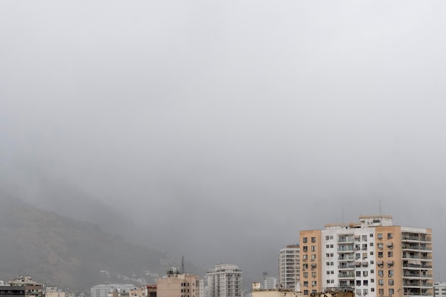 skyline della città in una giornata piovosa e nebbiosa