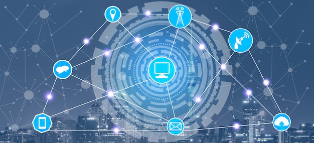 Skyline della città intelligente con icone di rete di comunicazione wireless. Concetto di Internet IOT delle cose.