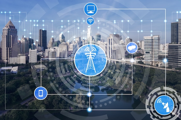 Skyline della città intelligente con icone di rete di comunicazione wireless. Concetto di Internet IOT delle cose.