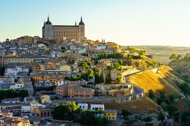 Skyline della città medievale di Toledo all'alba con luce dorata