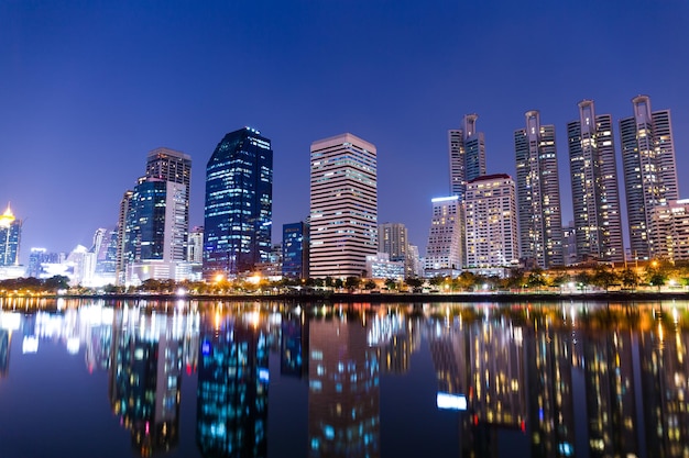 Skyline di Bangkok al Parco Benchakitti