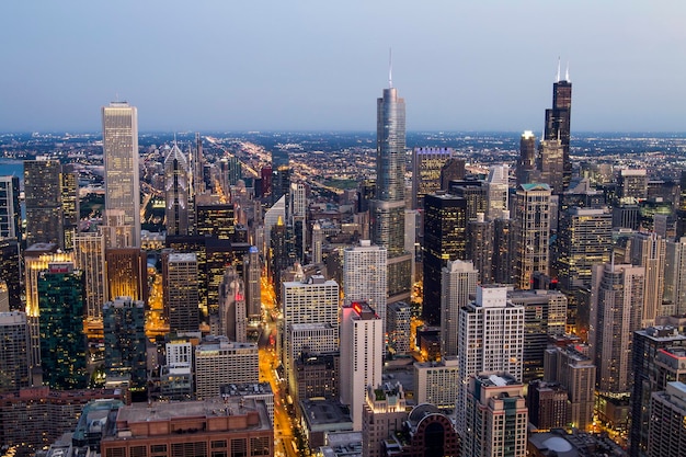 Skyline di Chicago al tramonto vista aerea USA