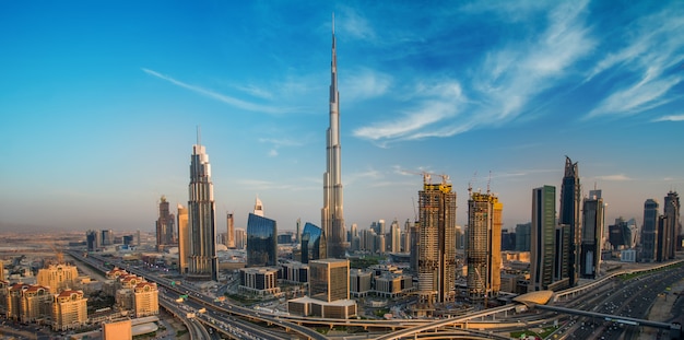 Skyline di Dubai con bella città