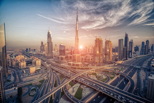 Skyline di Dubai la sera verso il tramonto