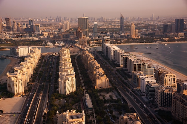 Skyline di Dubai sulla città moderna al tramonto con grattacieli