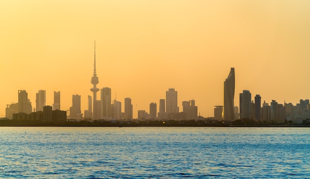 Skyline di Kuwait City al tramonto