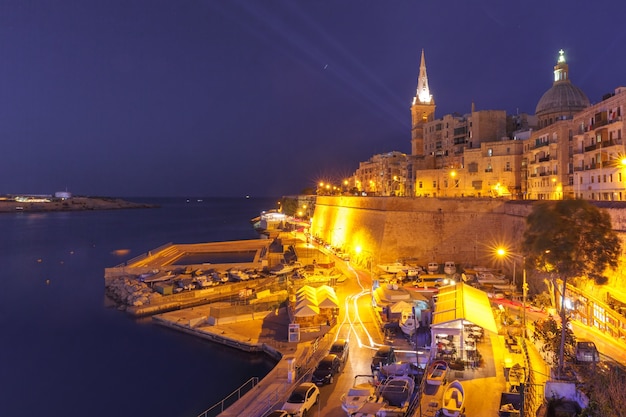 Skyline di La Valletta con la chiesa di Nostra Signora del Monte Carmelo e la Pro-Cattedrale anglicana di San Paolo, di notte oscura, La Valletta, capitale di Malta