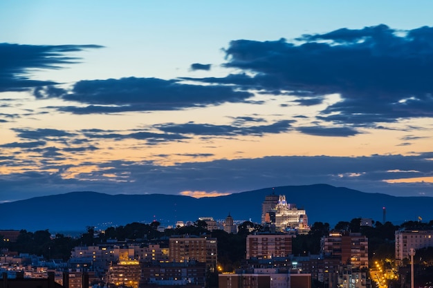 Skyline di Madrid al tramonto visto dal Cerro del Tio Pio, con alcuni degli edifici tradizionali della Gran Via da riconoscere.