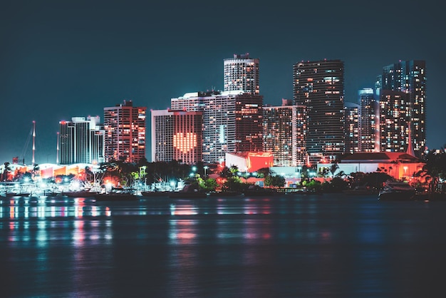 Skyline di Miami Florida USA su sfondi notturni della città di Biscayne Bay Grattacieli di Miami alla spiaggia del sud di notte