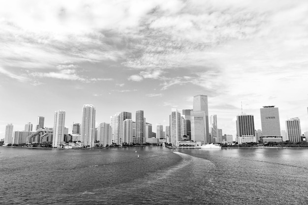 Skyline di Miami grattacieli yacht o barca a vela vicino al centro di Miami Spiaggia sud vista aerea