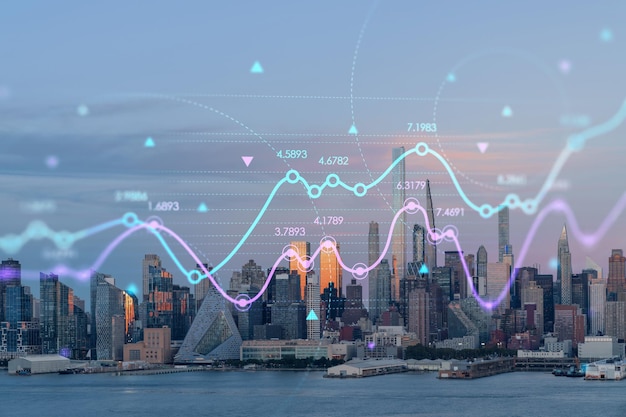 Skyline di New York City dal New Jersey sul fiume Hudson Midtown Manhattan grattacieli al tramonto Ologramma grafico Forex USA Il concetto di intermediazione commerciale su Internet e analisi fondamentale