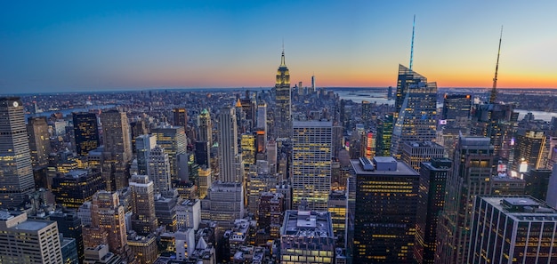 Skyline di New York con Empire State Building durante il tramonto