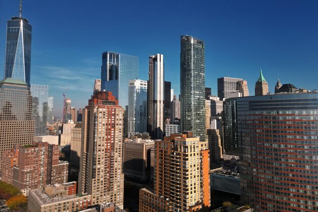 Skyline di New York dal drone New York Manhattan sopra il fiume Hudson vista aerea del paesaggio urbano di New York