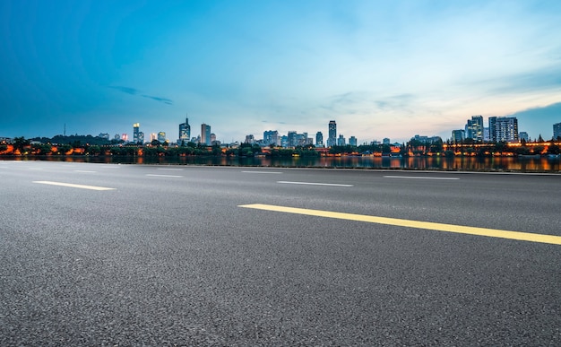 Skyline di pavimentazione autostradale e architettura di Nanchino