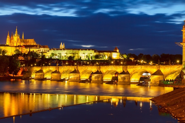 Skyline di Praga con il Ponte Carlo di notte, Repubblica Ceca