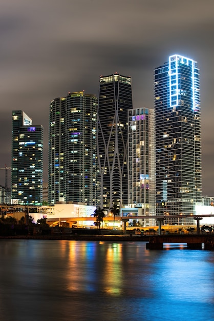 Skyline di riflessioni della baia di Miami Biscayne, ad alta risoluzione. Notte della città di Miami.