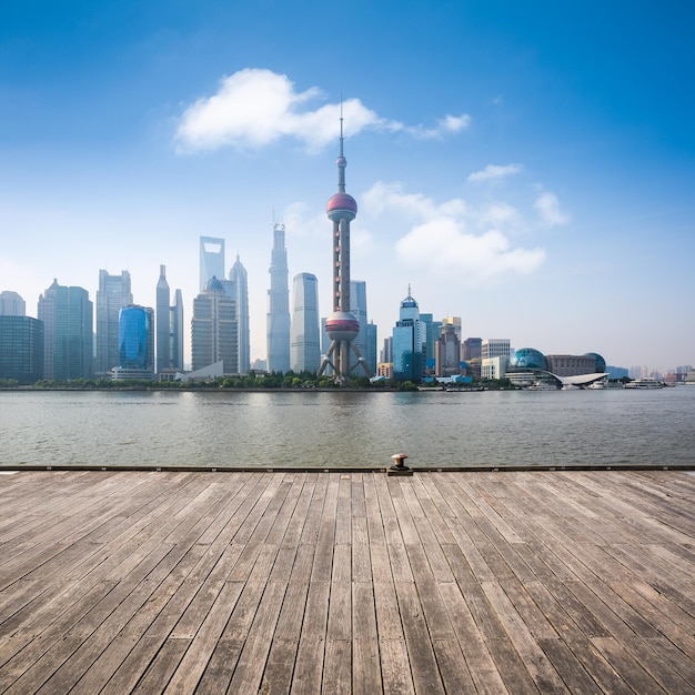 Skyline di Shanghai di giorno con sfondo pavimento in legno xA