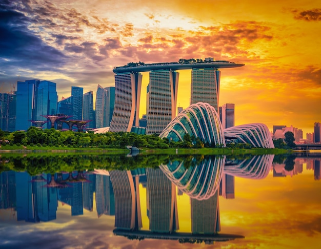 Skyline di Singapore e vista dei grattacieli di Marina Bay al tramonto.