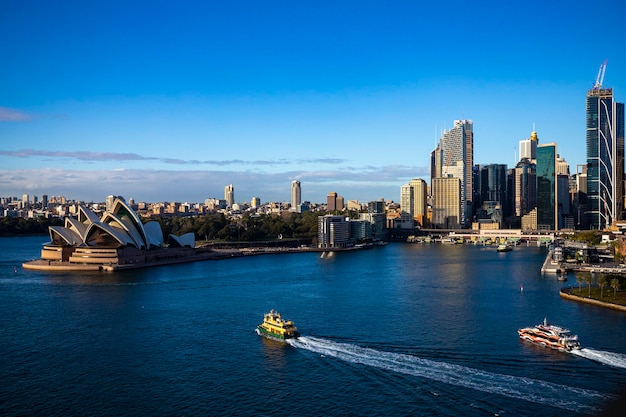 skyline di sydney all'alba all'alba che domina il famoso edificio e il ponte a sydney, australia