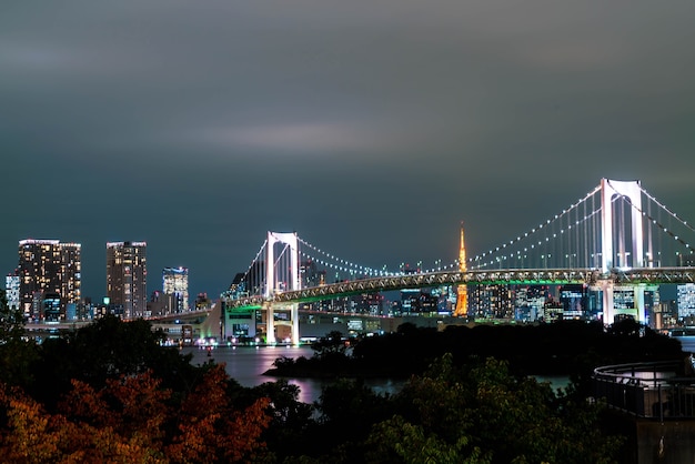 Skyline di Tokyo con la torre di Tokyo e ponte arcobaleno.