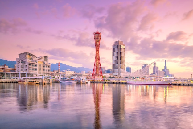 Skyline e porto di Kobe in Giappone al crepuscolo