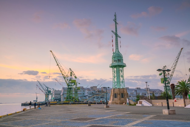 Skyline e porto di Kobe in Giappone al crepuscolo