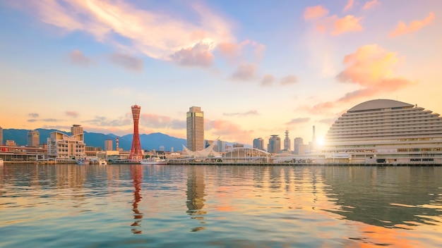 Skyline e porto di Kobe in Giappone all'alba