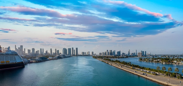 Skyline panoramico del porto di Miami USA vicino al porto di Miami e alla baia di Biscayne