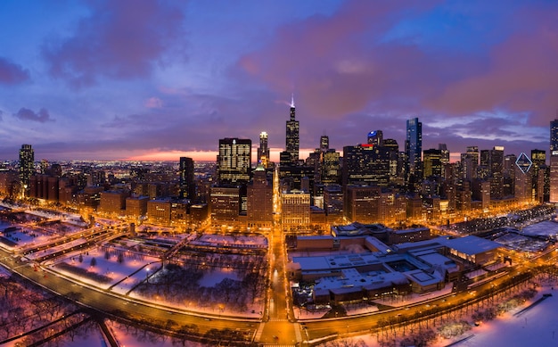 Skyline urbano di Chicago Loop di notte in inverno. Ora Blu. Vista aerea. Stati Uniti d'America.