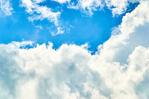 Skyscape in una giornata di sole