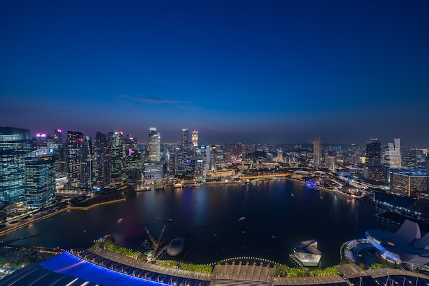 Skyscrapes di Singapore di notte