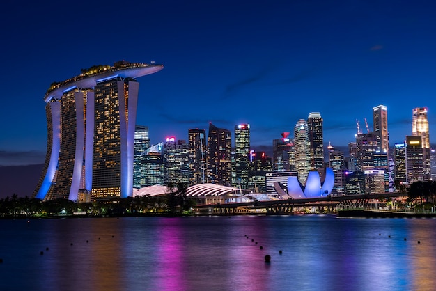 Skyscrapes di Singapore di notte