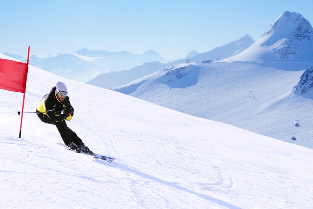 Slalom gigante sciatore sciare in discesa in alta montagna, Solden, Austria