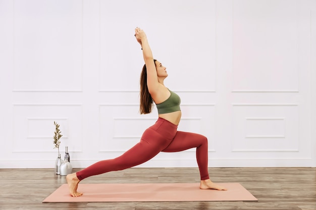 Slim fitness giovane donna pratica yoga relax al coperto a casa Sport, stile di vita sano