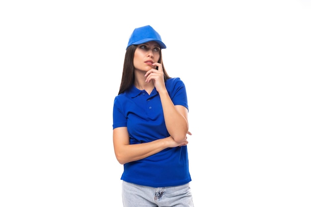 Slim giovane donna bruna in berretto blu e maglietta