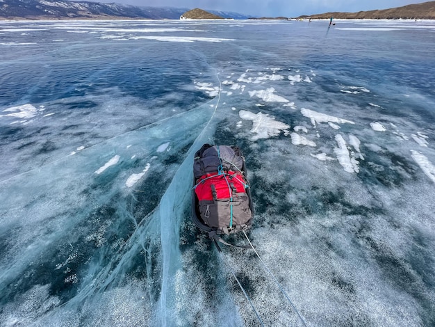 Slitta che trascina sul ghiaccio ghiacciato del Lago Baikal Trekking invernale