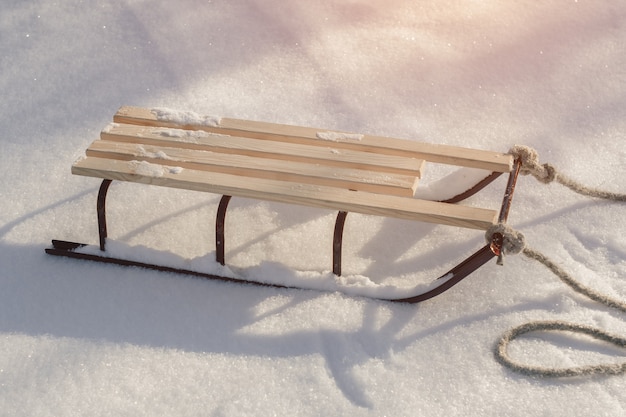 Slitta con la corda nel colpo del primo piano di inverno della neve. Buon sfondo con copia spazio per banner concetto di vacanze invernali.