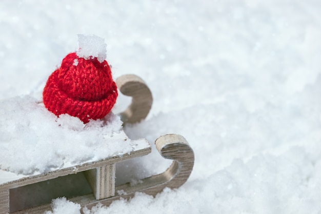 Slitta di legno con cappuccio di Natale sulla neve