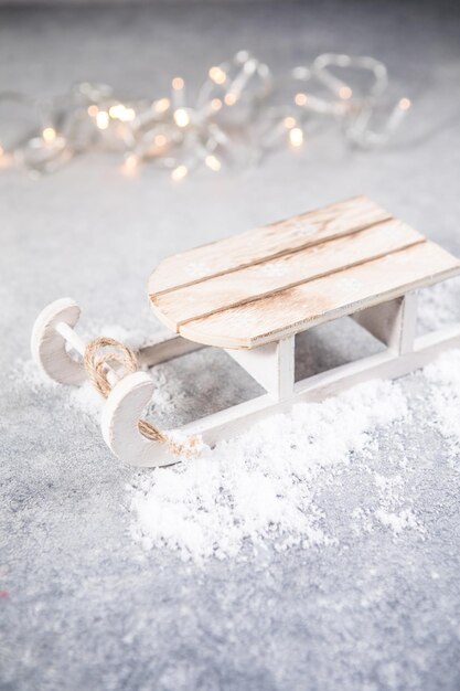 Slitta su uno sfondo innevato Bella cartolina invernale Concetto per le vacanze di Natale