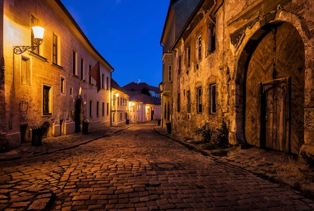 Slovacchia, Bratislava, Città Vecchia di notte, strada acciottolata, vecchio edificio con facciata invecchiata