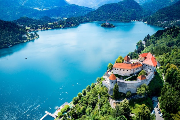 Slovenia - Località vista aerea Lago di Bled. Fotografia aerea con drone FPV.